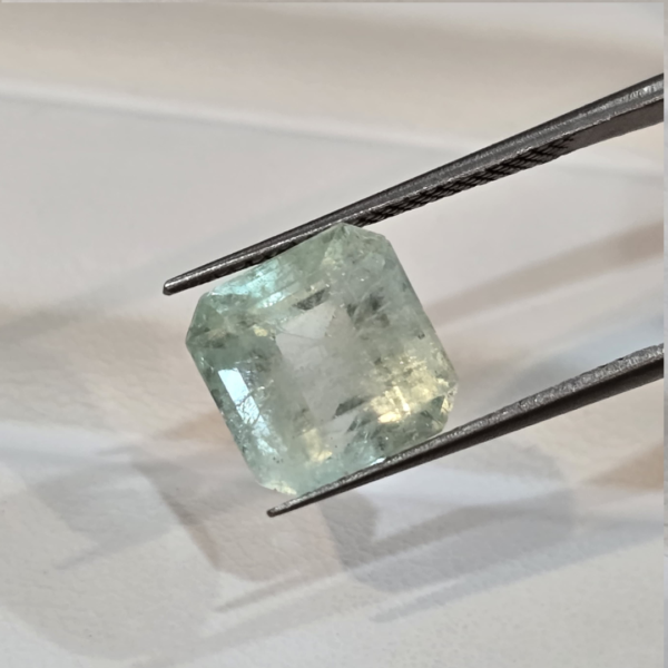 Columbian Emerald 4.40 carat 4.50 ratti